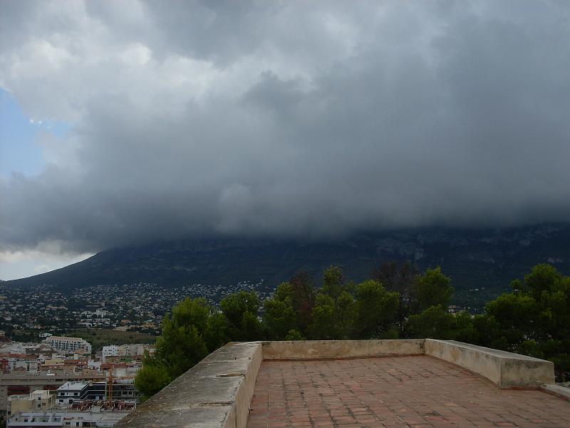 Spanien2010_1 129.jpg - Clouds are covering the Montgo